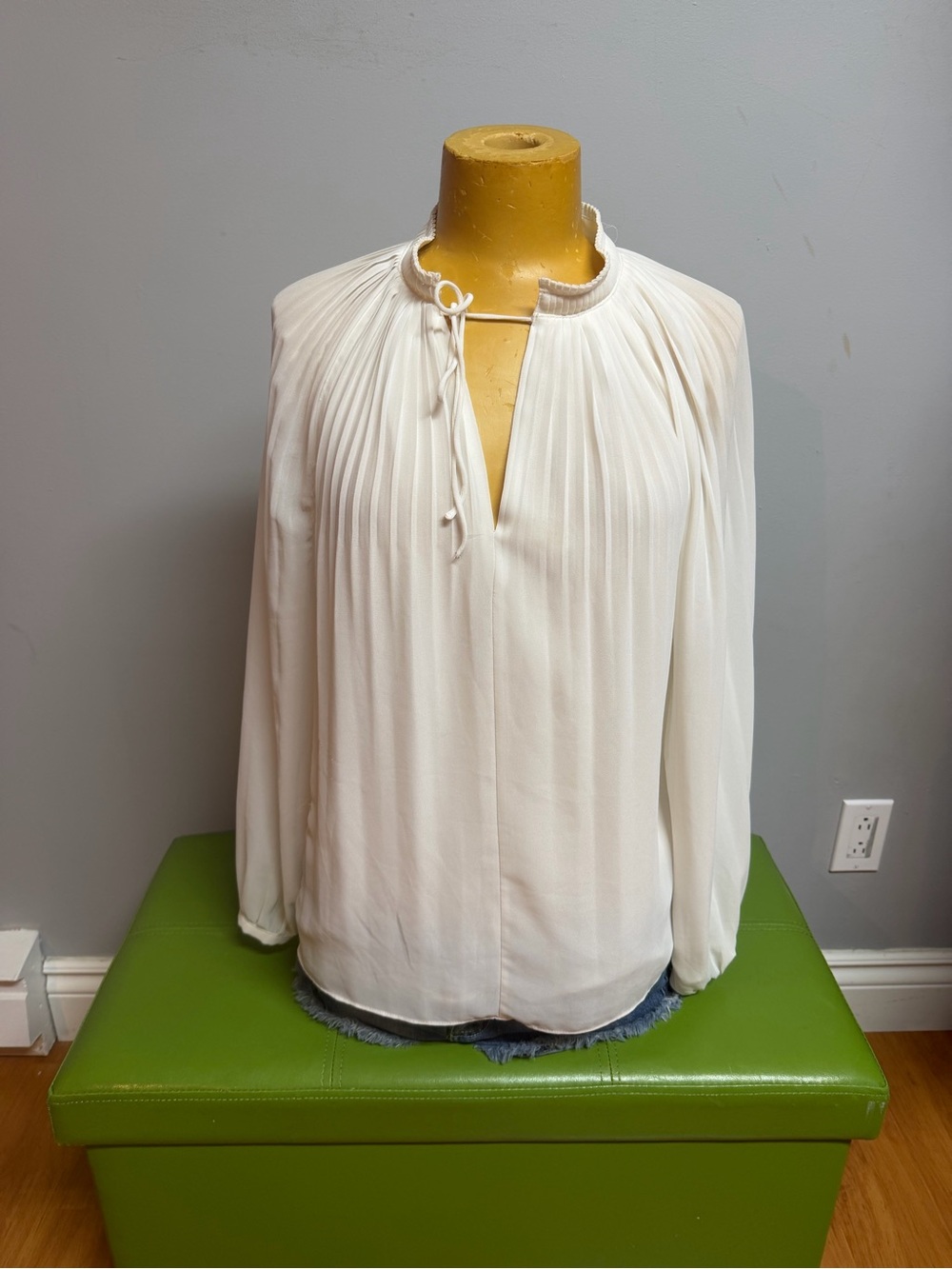 H&M white Pleated Tie-Neck Blouse . Loose fit